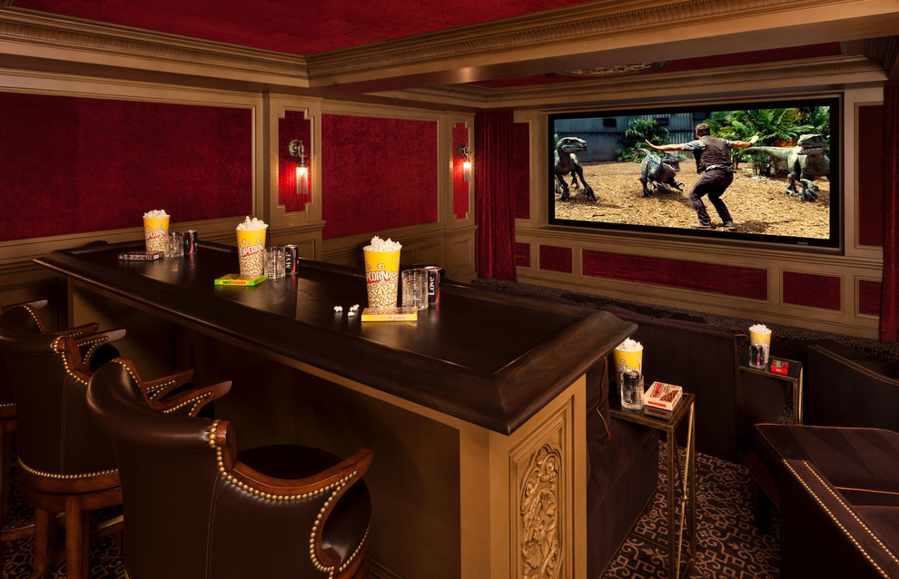 Diseño de cine en casa cerrado tradicional de tamaño medio con paredes rojas, moqueta y pantalla de proyección