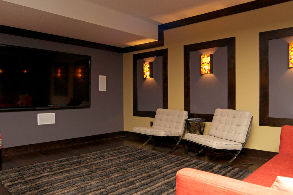 Großes, Abgetrenntes Modernes Heimkino mit lila Wandfarbe, dunklem Holzboden, TV-Wand und braunem Boden in Kansas City