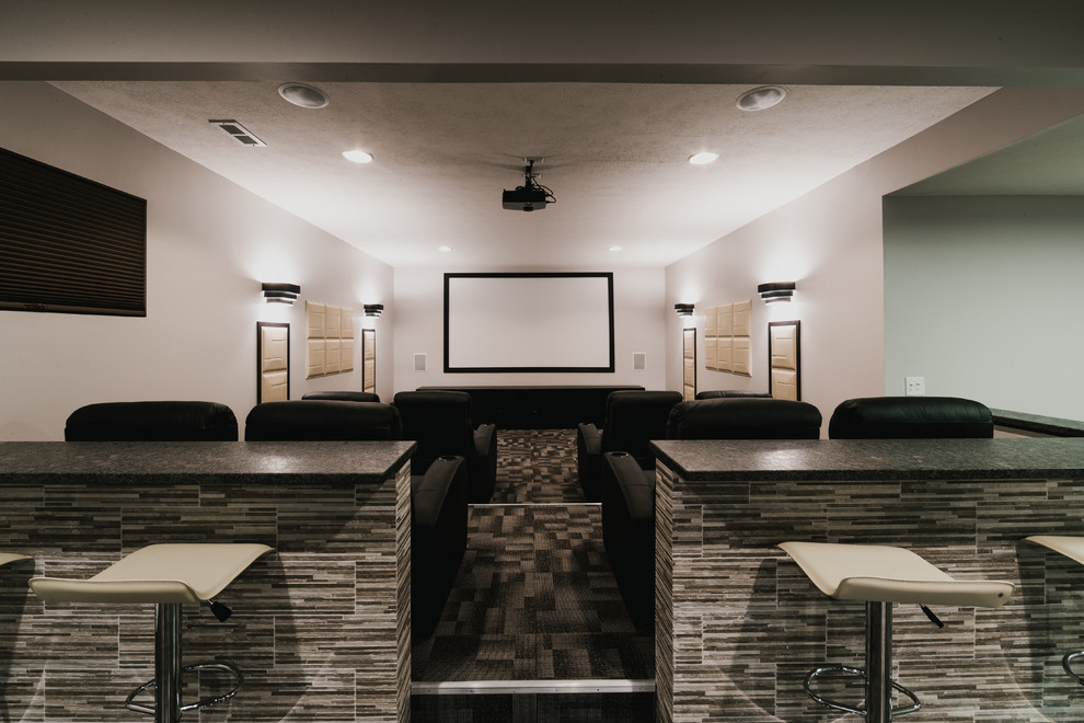 Exemple d'une grande salle de cinéma tendance ouverte avec un mur blanc, moquette et un écran de projection.