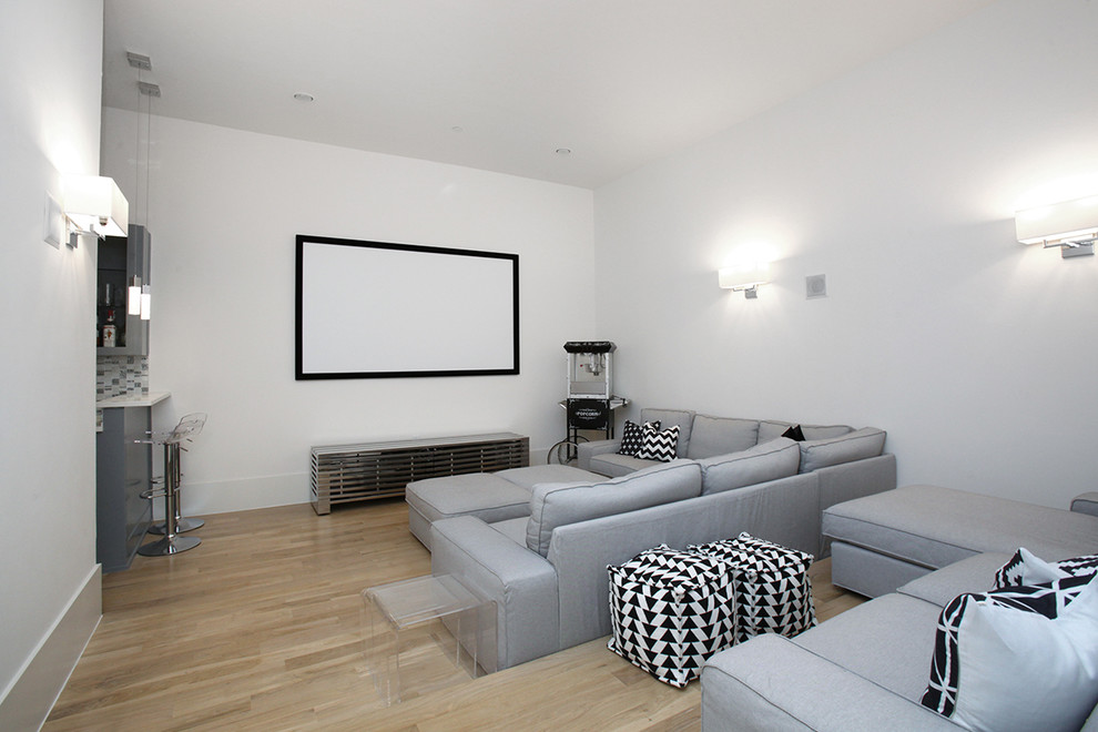 Foto på ett stort funkis avskild hemmabio, med vita väggar, ljust trägolv, projektorduk och beiget golv