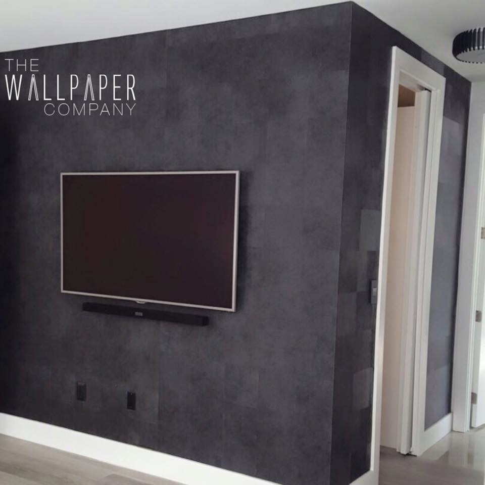 Foto di un home theatre minimalista con TV a parete