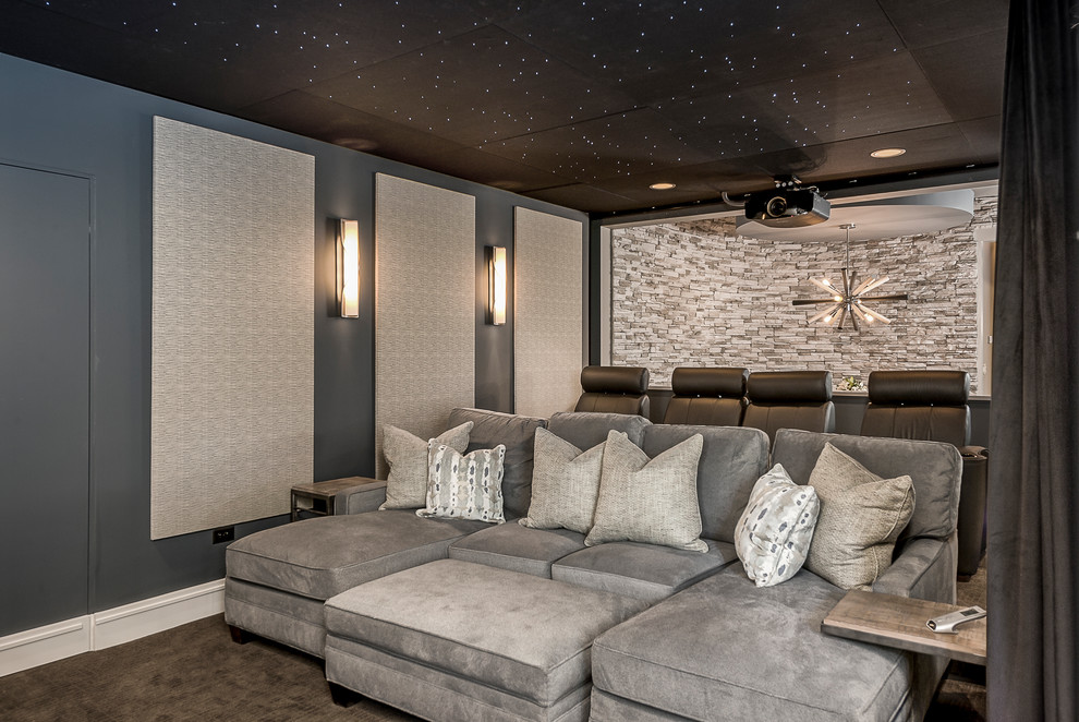 На фото: открытый домашний кинотеатр среднего размера в современном стиле с серыми стенами, темным паркетным полом, проектором и коричневым полом