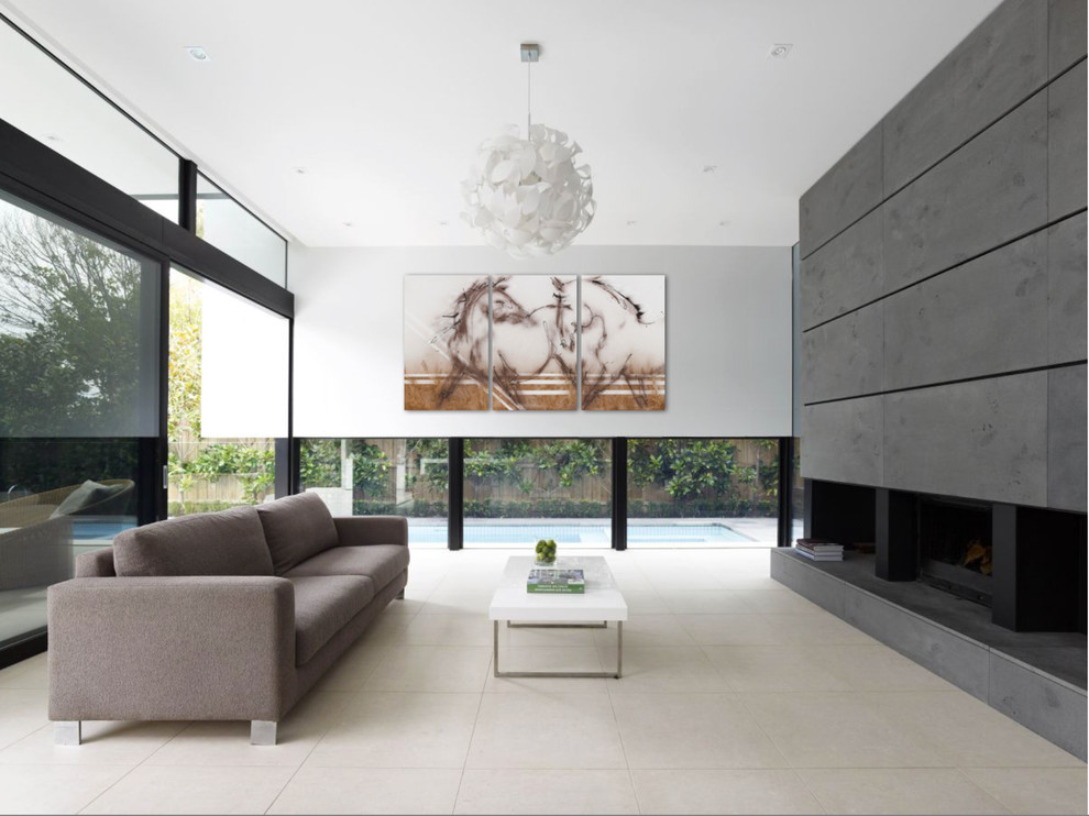 Esempio di un home theatre minimalista di medie dimensioni con pareti grigie, pavimento in pietra calcarea e parete attrezzata