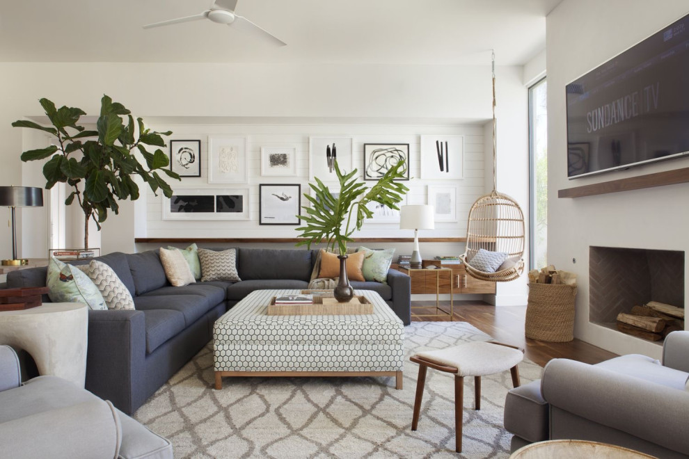 Mittelgroßes, Abgetrenntes Landhausstil Heimkino mit weißer Wandfarbe, braunem Holzboden, TV-Wand und braunem Boden in Dallas