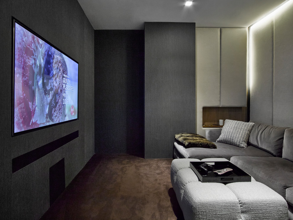 Mittelgroßes, Abgetrenntes Modernes Heimkino mit grauer Wandfarbe, Teppichboden und Multimediawand in New York