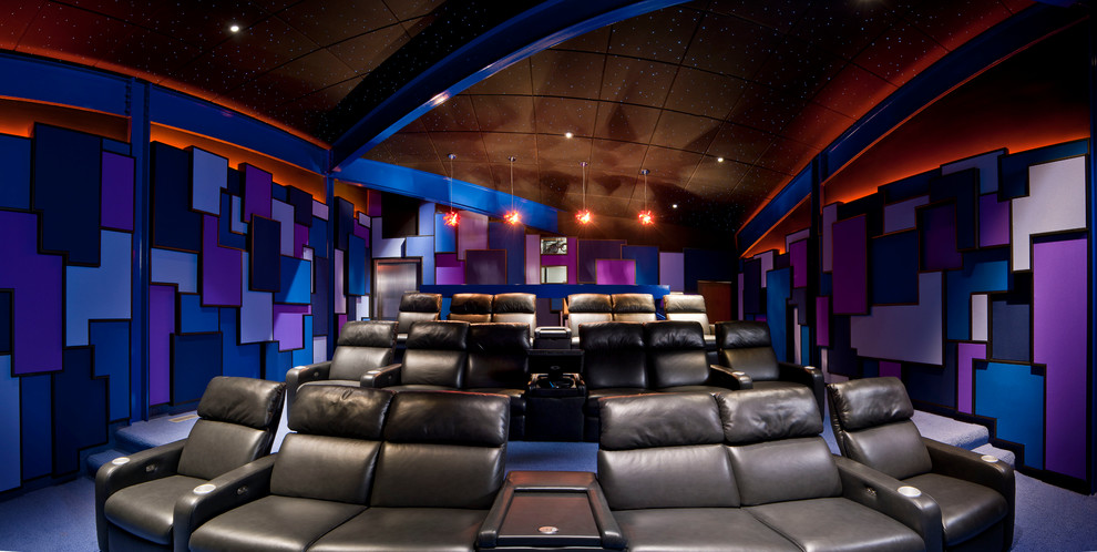 Свежая идея для дизайна: большой изолированный домашний кинотеатр в современном стиле с разноцветными стенами, ковровым покрытием и синим полом - отличное фото интерьера