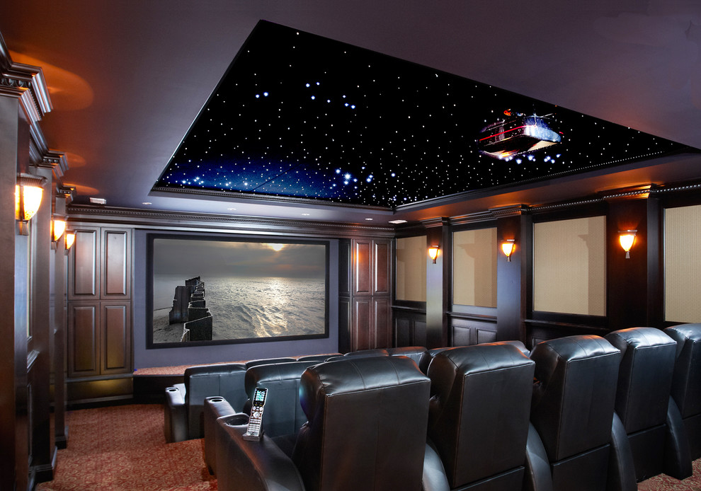 На фото: огромный изолированный домашний кинотеатр в стиле модернизм с бежевыми стенами, ковровым покрытием, красным полом и проектором с