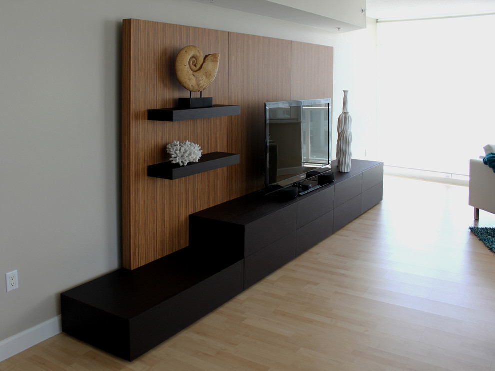 Ejemplo de cine en casa minimalista con suelo de madera clara