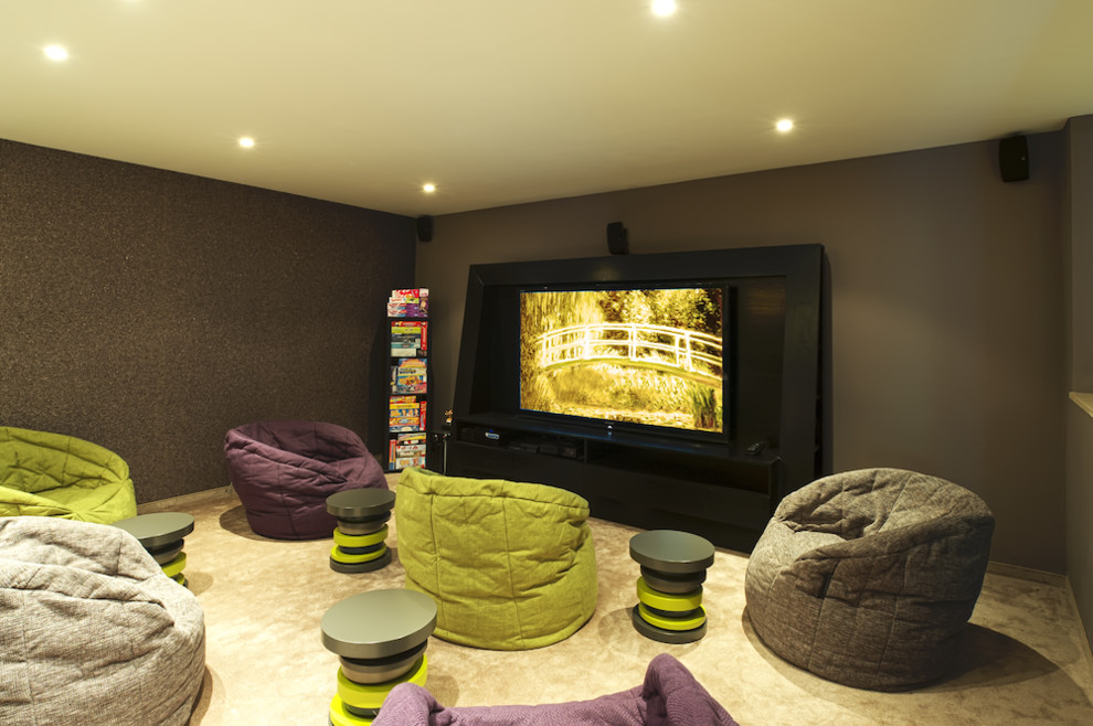 Foto de cine en casa cerrado actual de tamaño medio con paredes grises y televisor colgado en la pared