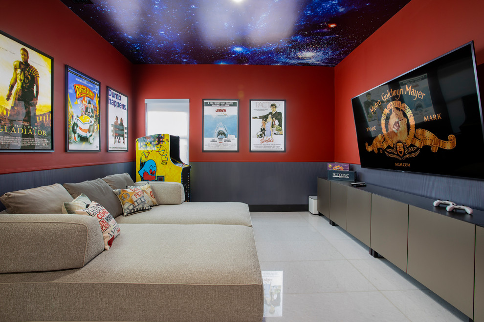 Mittelgroßes, Abgetrenntes Modernes Heimkino mit roter Wandfarbe, Marmorboden, TV-Wand und weißem Boden in Miami