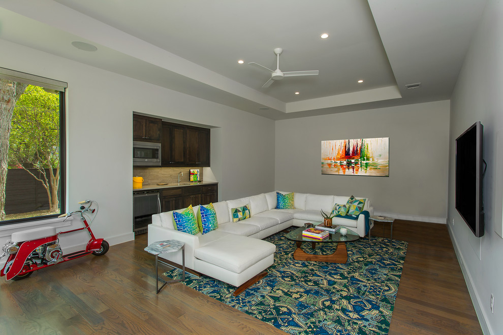 Mittelgroßes, Abgetrenntes Modernes Heimkino mit grauer Wandfarbe, braunem Holzboden, TV-Wand und braunem Boden in Dallas