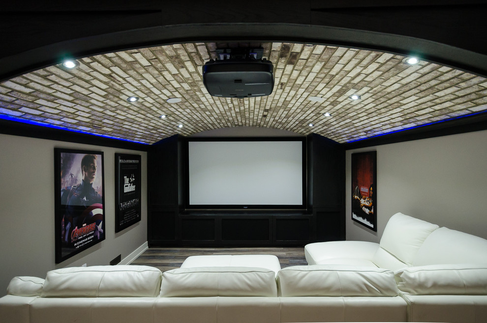 Cette image montre une salle de cinéma design de taille moyenne et ouverte avec un mur gris, un sol en vinyl et un écran de projection.