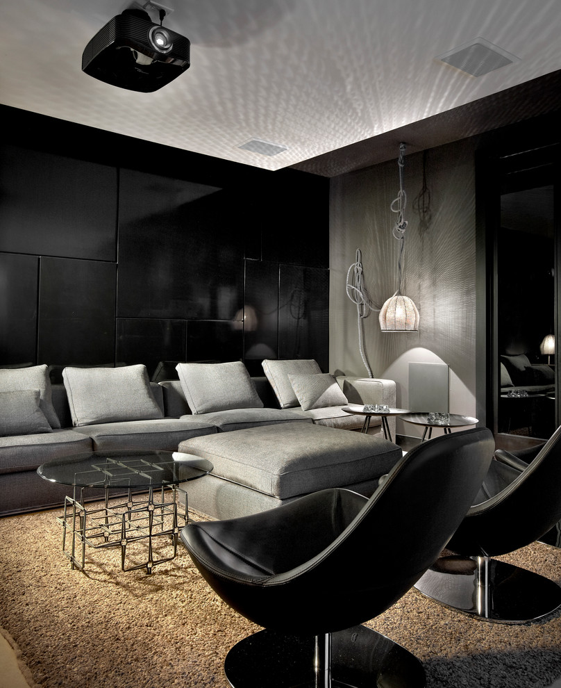 Exempel på ett modernt hemmabio, med svarta väggar och projektorduk