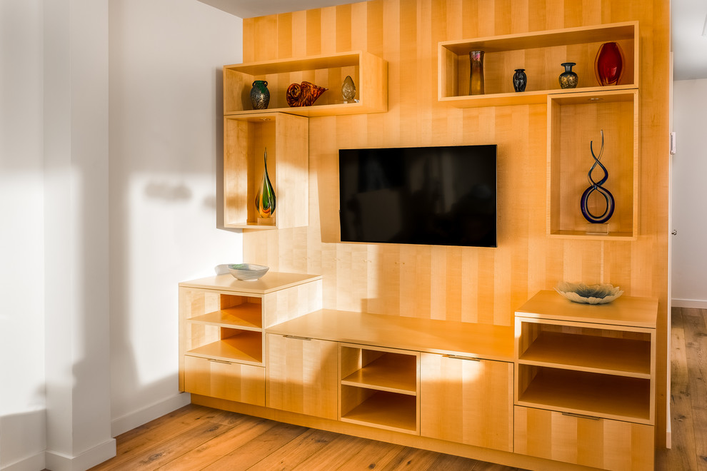 Diseño de cine en casa abierto marinero de tamaño medio con paredes blancas, suelo de madera en tonos medios, televisor colgado en la pared y suelo beige