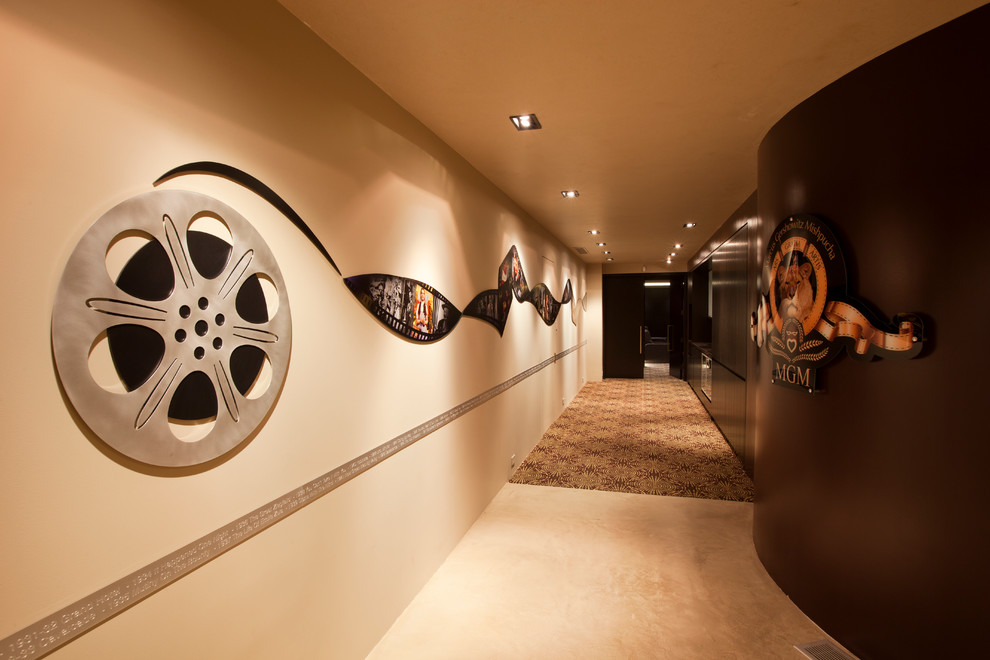 Ejemplo de cine en casa cerrado minimalista grande con paredes marrones, moqueta y pantalla de proyección