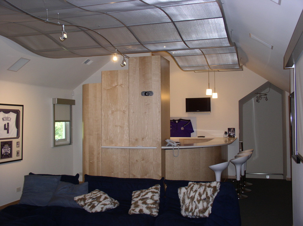 Immagine di un home theatre minimalista di medie dimensioni con pareti beige e moquette