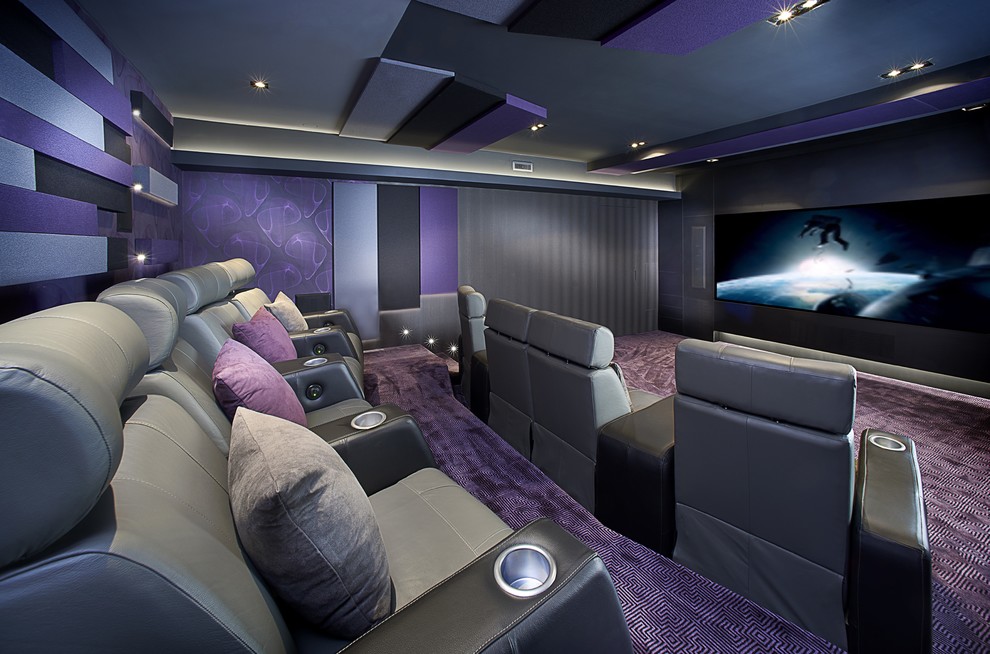 Пример оригинального дизайна: изолированный домашний кинотеатр в современном стиле с фиолетовыми стенами, ковровым покрытием, проектором и фиолетовым полом