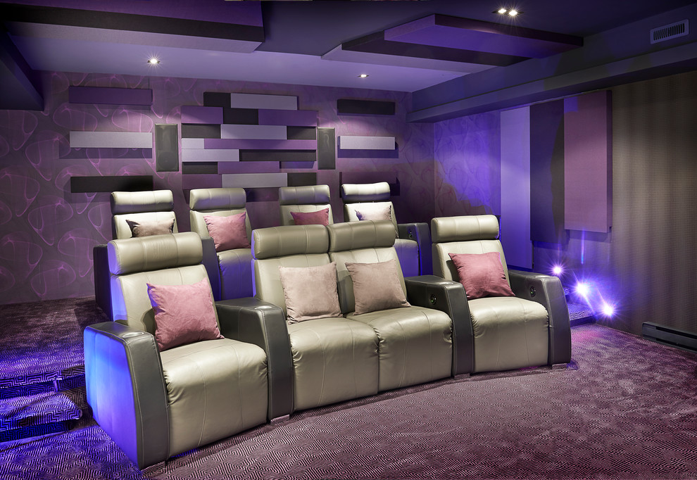 На фото: изолированный домашний кинотеатр в современном стиле с фиолетовыми стенами, ковровым покрытием, проектором и фиолетовым полом с