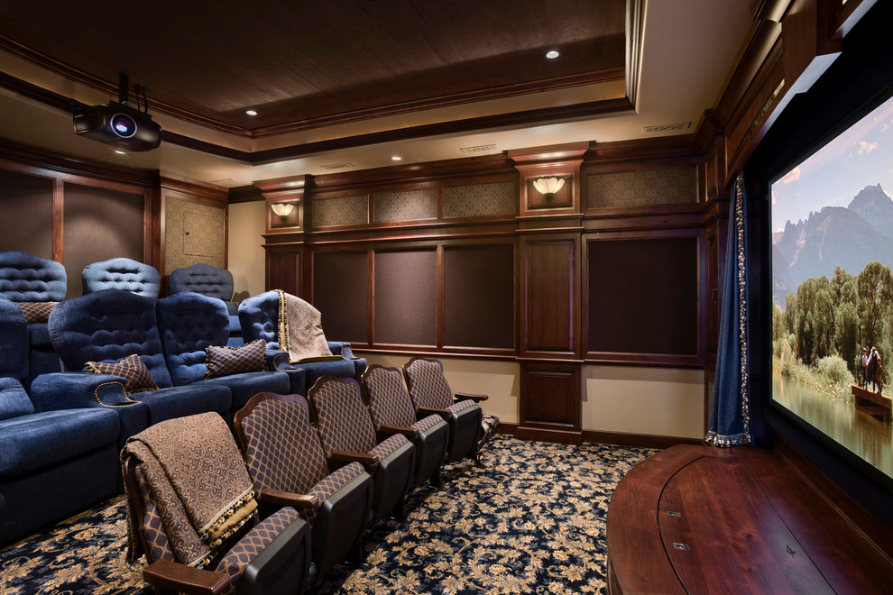 Источник вдохновения для домашнего уюта: домашний кинотеатр в классическом стиле с ковровым покрытием и разноцветным полом
