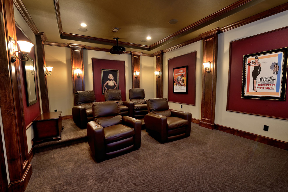 На фото: изолированный домашний кинотеатр среднего размера в классическом стиле с бежевыми стенами, ковровым покрытием, проектором и коричневым полом с