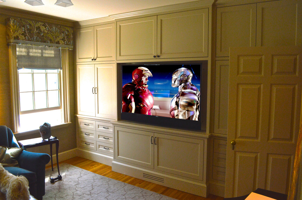 Ejemplo de cine en casa cerrado clásico de tamaño medio con paredes beige, suelo de madera en tonos medios y pared multimedia