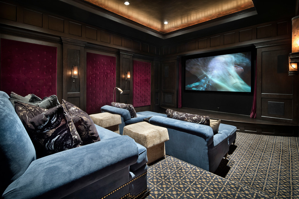 На фото: изолированный домашний кинотеатр среднего размера в средиземноморском стиле с коричневыми стенами, ковровым покрытием, мультимедийным центром и синим полом с