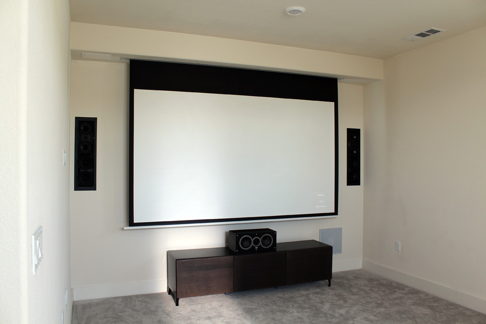 Immagine di un piccolo home theatre design chiuso con pareti beige, moquette, schermo di proiezione e pavimento grigio