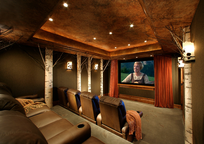 Ejemplo de cine en casa cerrado rústico grande con moqueta, pared multimedia y suelo gris