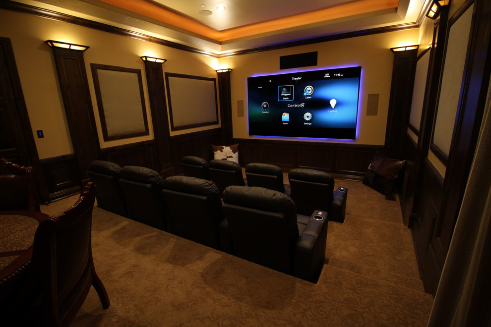 Exemple d'une grande salle de cinéma montagne fermée avec un mur beige, moquette et un écran de projection.