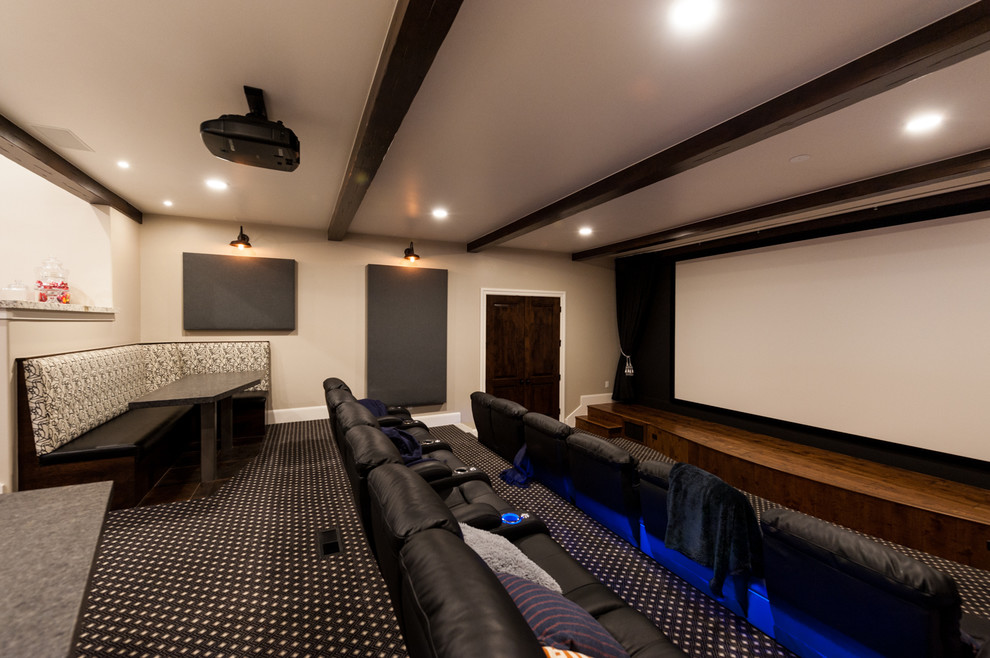 Imagen de cine en casa abierto de estilo americano de tamaño medio con paredes grises, moqueta y pantalla de proyección