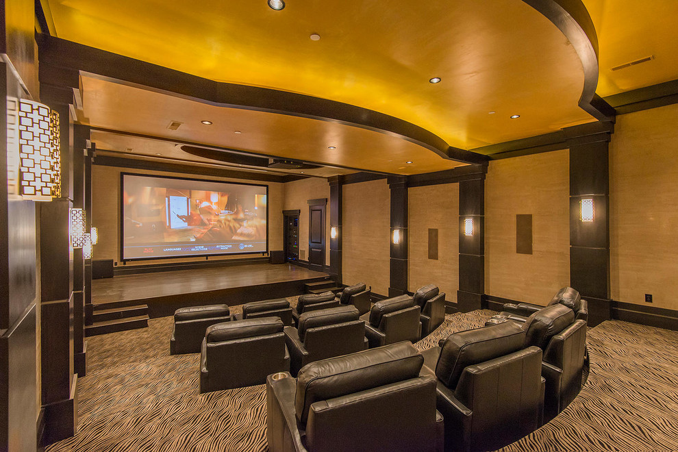 Стильный дизайн: большой изолированный домашний кинотеатр в стиле неоклассика (современная классика) с серыми стенами, ковровым покрытием, проектором и разноцветным полом - последний тренд