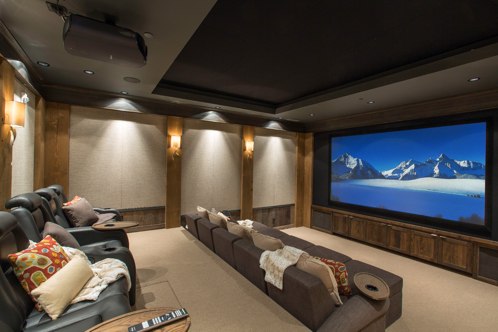 Modelo de cine en casa cerrado, actual, grande, con paredes beige, moqueta y pantalla de proyección