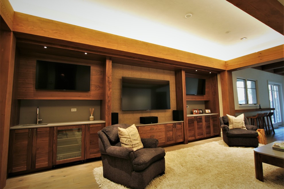 Пример оригинального дизайна: большой открытый домашний кинотеатр в современном стиле с светлым паркетным полом, телевизором на стене, коричневым полом и синими стенами
