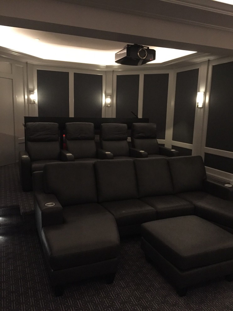 Diseño de cine en casa cerrado tradicional de tamaño medio con paredes grises, moqueta y pantalla de proyección