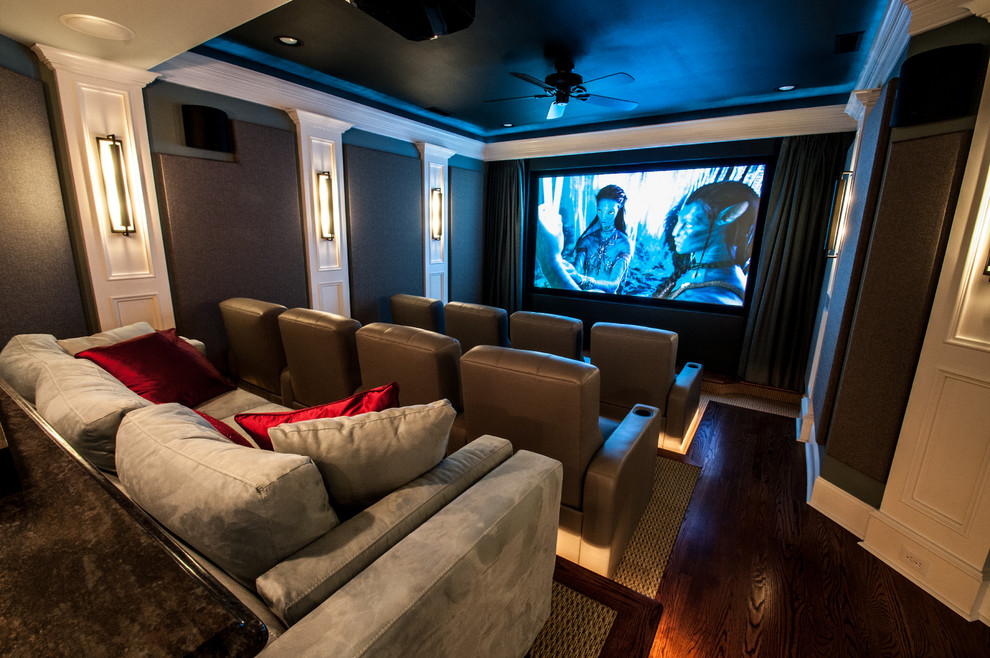 Источник вдохновения для домашнего уюта: большой изолированный домашний кинотеатр в классическом стиле с проектором