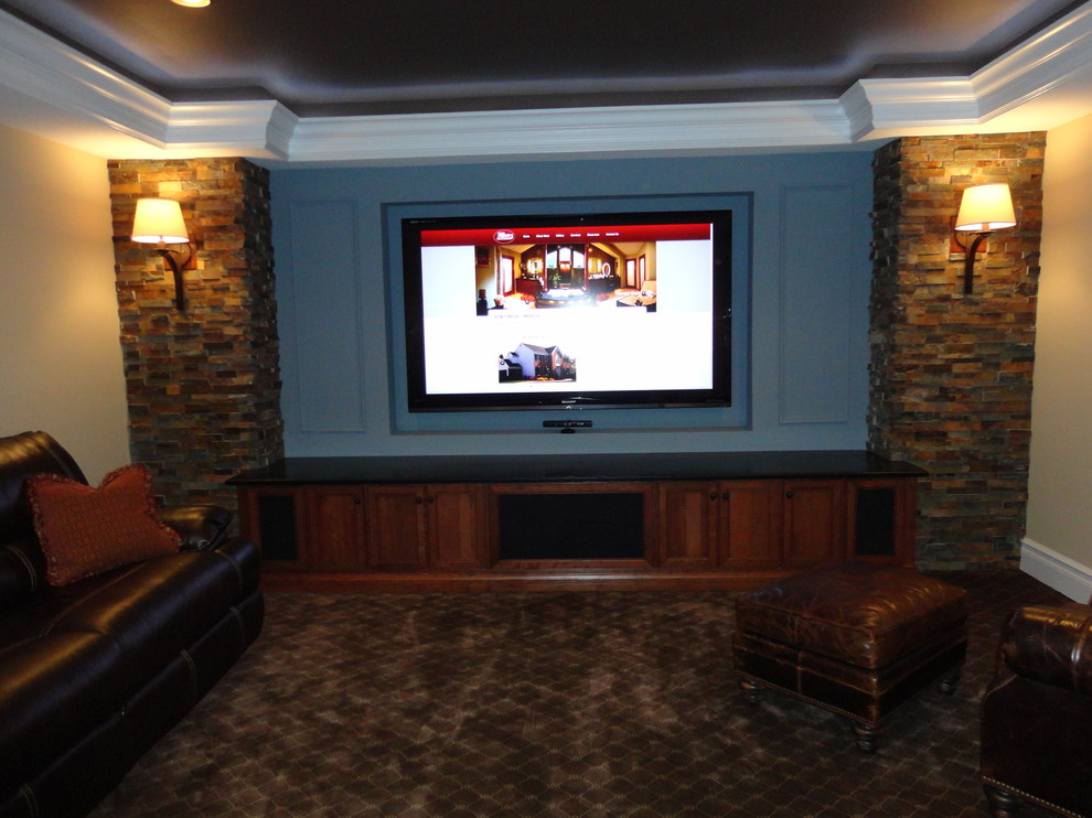На фото: открытый домашний кинотеатр в классическом стиле с синими стенами, ковровым покрытием и мультимедийным центром с
