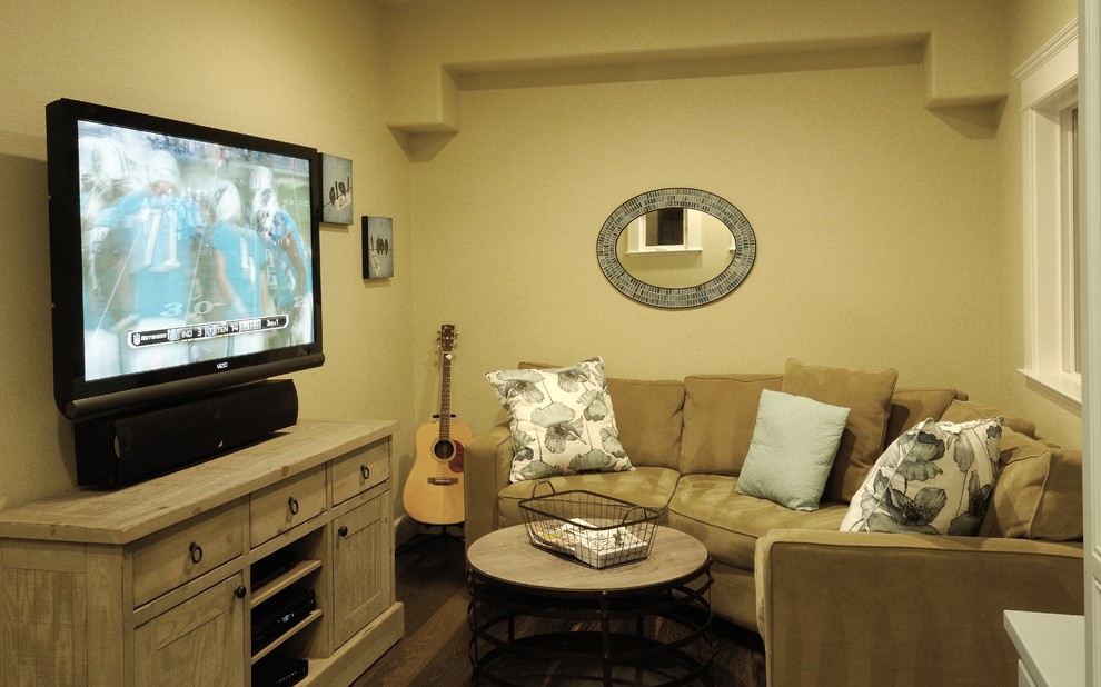 Imagen de cine en casa cerrado clásico de tamaño medio con paredes beige y televisor colgado en la pared
