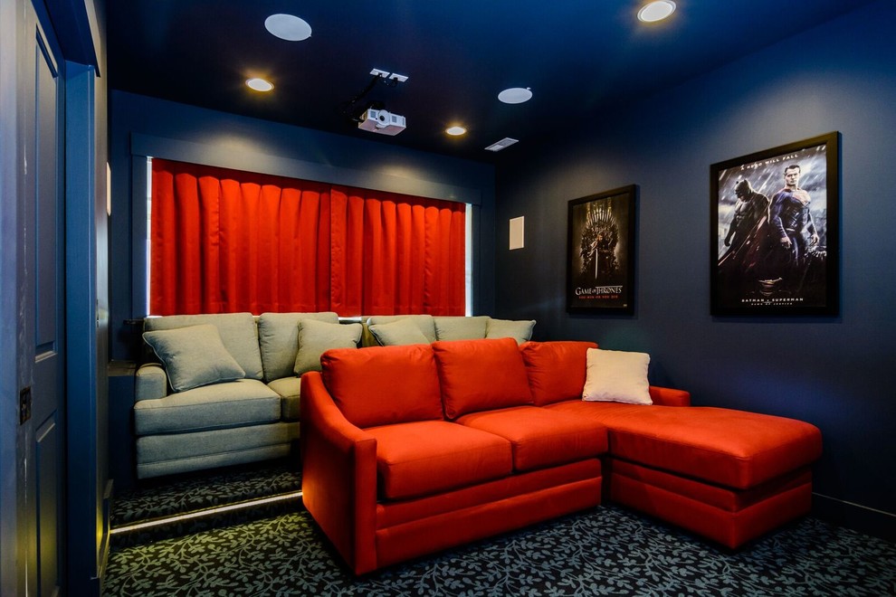 Diseño de cine en casa cerrado costero de tamaño medio con paredes azules, moqueta, pantalla de proyección y suelo multicolor