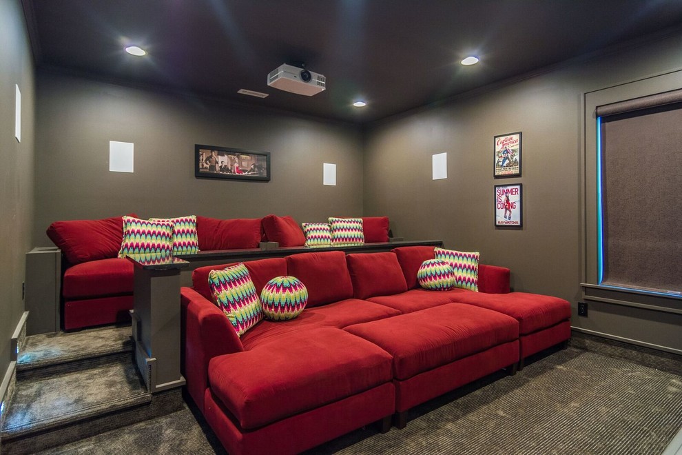 На фото: изолированный домашний кинотеатр среднего размера в стиле неоклассика (современная классика) с серыми стенами, ковровым покрытием, проектором и серым полом с