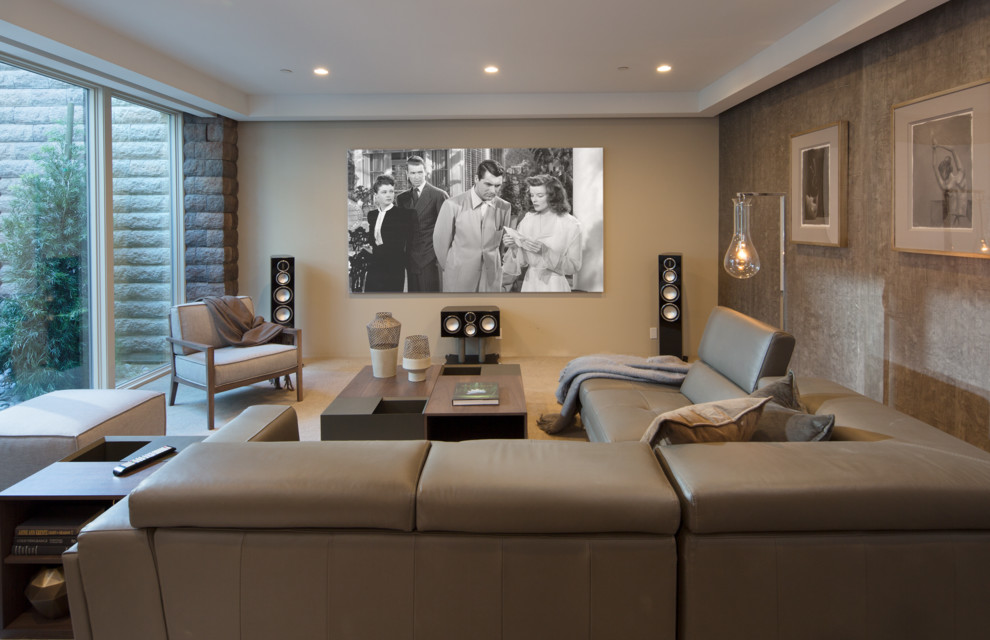 Foto på ett stort funkis hemmabio, med heltäckningsmatta och en väggmonterad TV