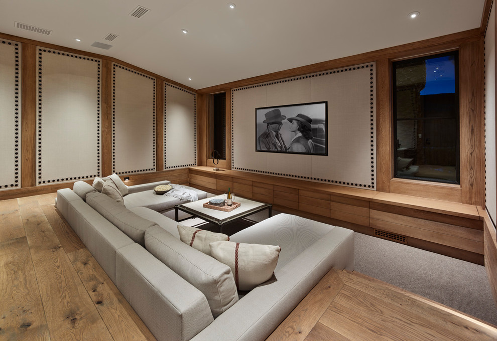 Стильный дизайн: изолированный домашний кинотеатр в стиле рустика с ковровым покрытием и телевизором на стене - последний тренд