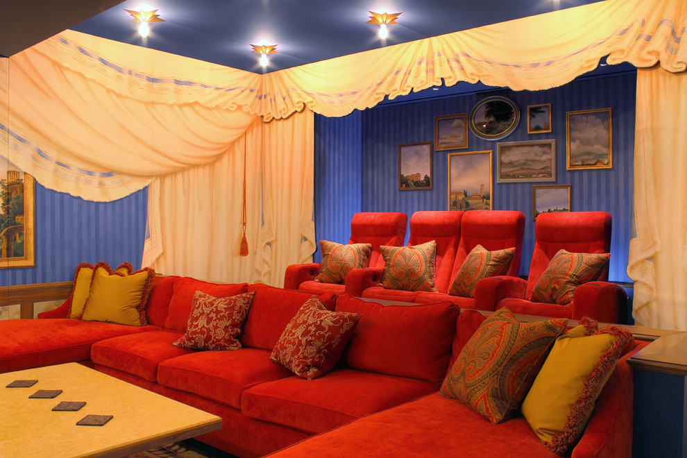 На фото: домашний кинотеатр в классическом стиле с синими стенами с