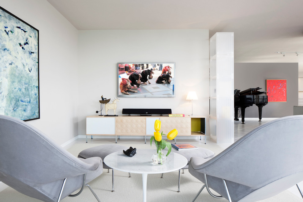 Modern inredning av ett mellanstort öppen hemmabio, med vita väggar, klinkergolv i keramik och en väggmonterad TV