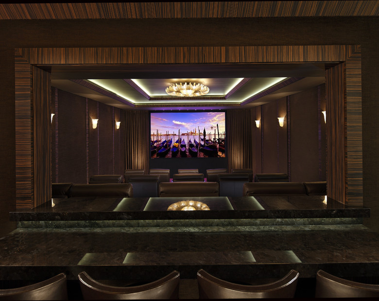 Cette image montre une grande salle de cinéma traditionnelle fermée avec moquette.