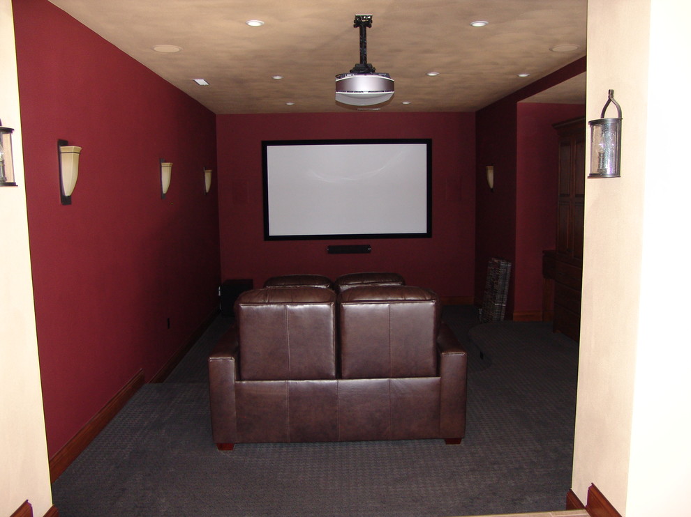 Aménagement d'une petite salle de cinéma contemporaine ouverte avec un mur rouge, moquette et un écran de projection.