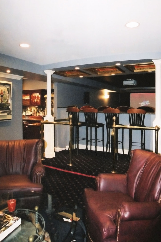 Ejemplo de cine en casa cerrado tradicional grande con paredes grises, moqueta, pantalla de proyección y suelo azul