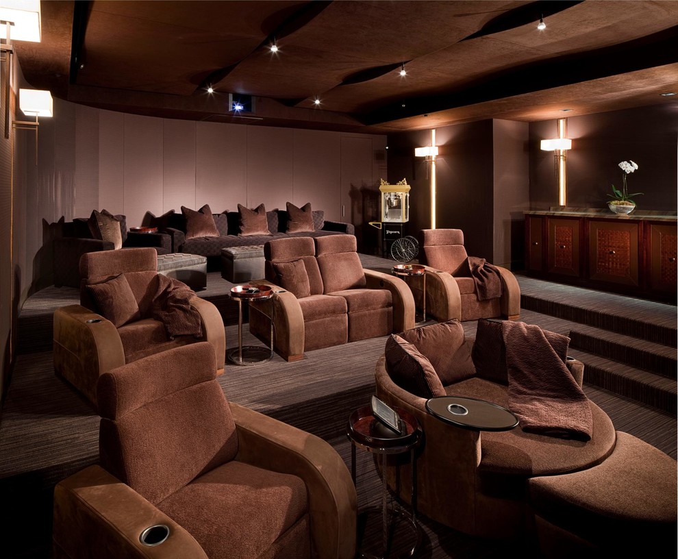 Ejemplo de cine en casa cerrado contemporáneo grande con paredes marrones, moqueta y suelo marrón