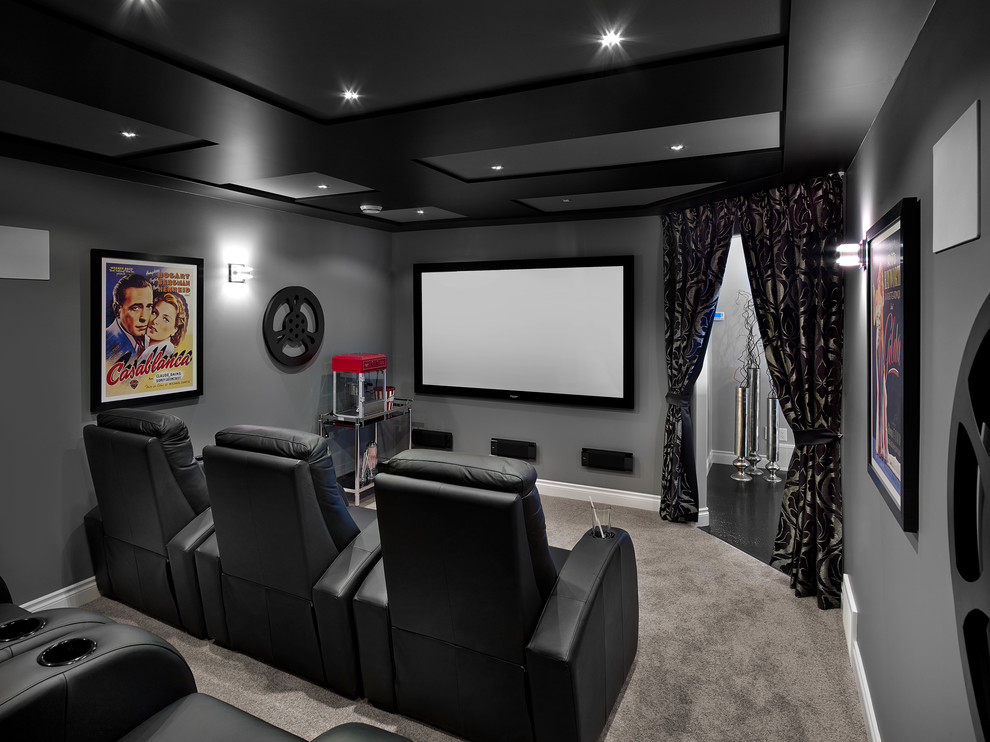 Idées déco pour une salle de cinéma classique fermée avec un mur gris, moquette, un téléviseur fixé au mur et un sol gris.