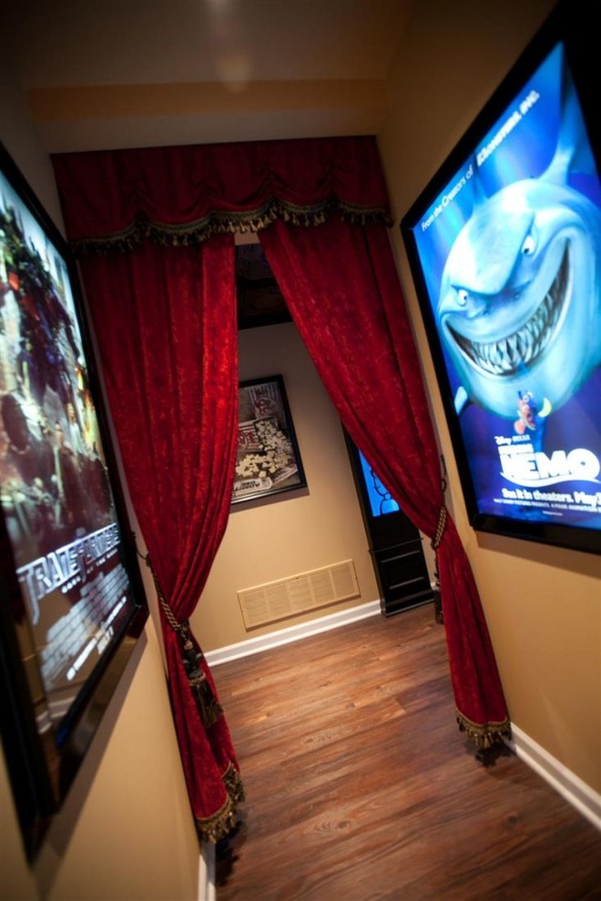 Ejemplo de cine en casa cerrado clásico de tamaño medio con paredes beige, moqueta y pantalla de proyección