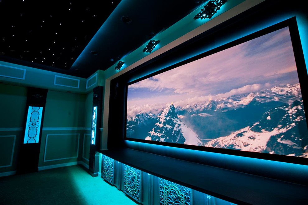 Modelo de cine en casa cerrado clásico de tamaño medio con paredes beige, moqueta y pantalla de proyección